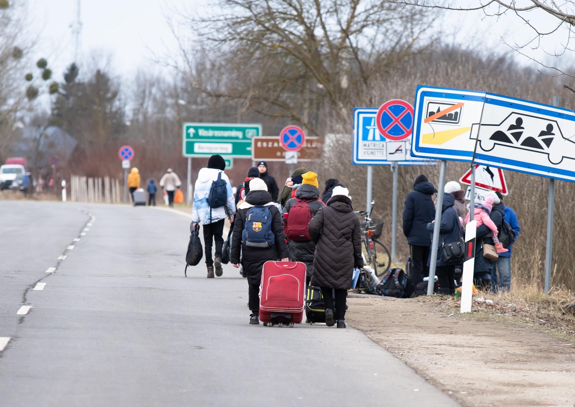 Ukrainian families flee the war across the Hungarian border 