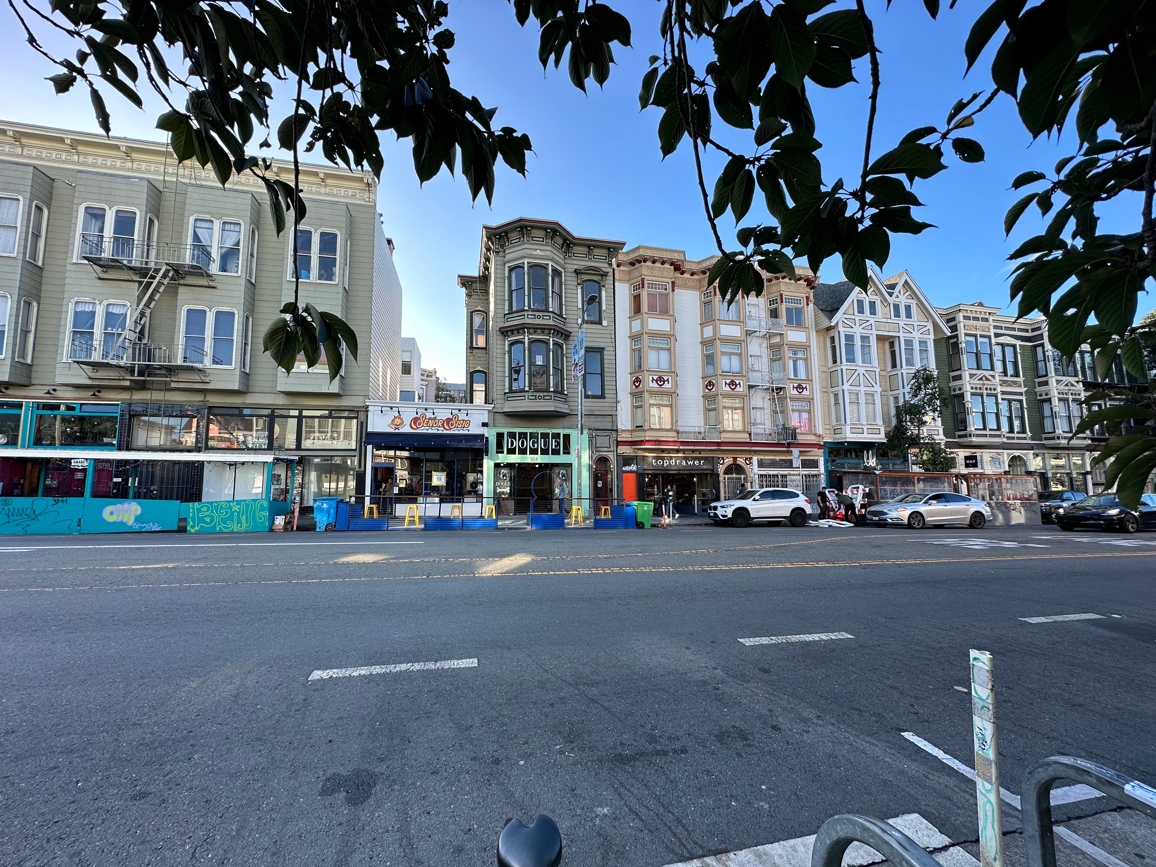 A wide-shot of Valencia Street.
