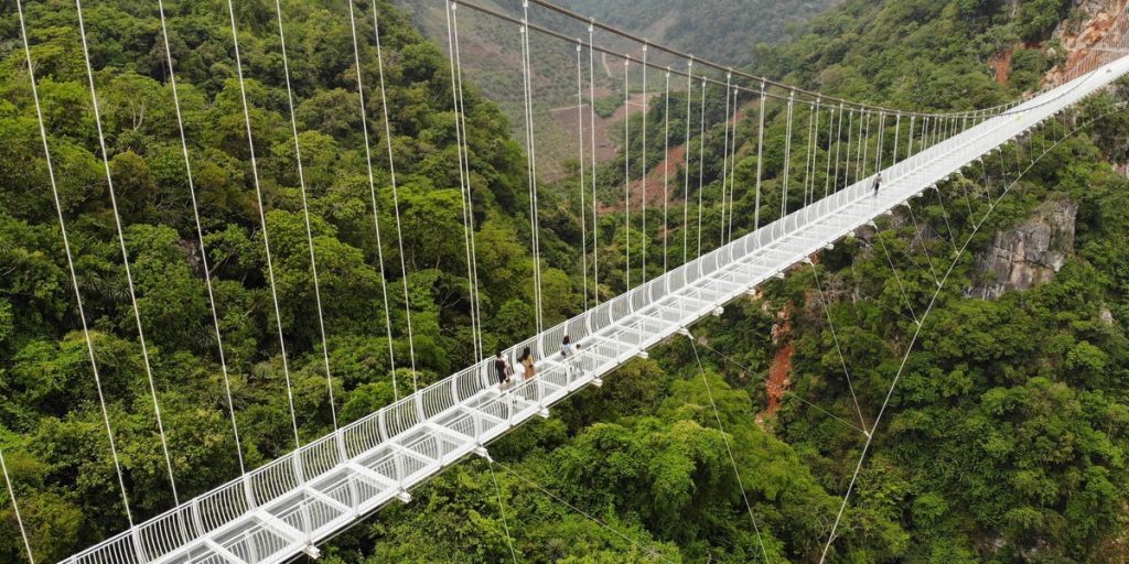 Khám phá cây cầu kính 2.000 feet của Việt Nam, dài nhất thế giới