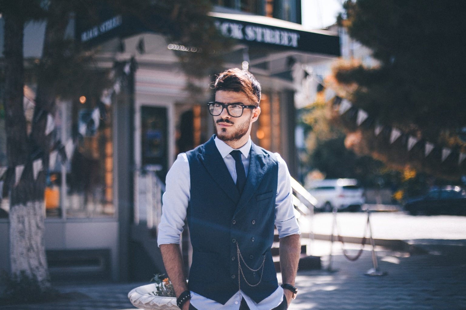 What Are the Current Trends in Men’s Glasses?
