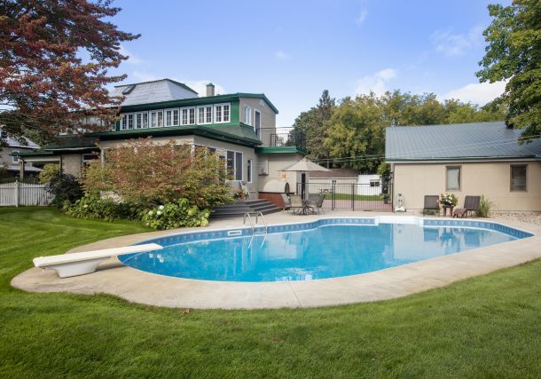 About To Paint a Swimming Pool? Don’t Start Without Reading These 4 Tips