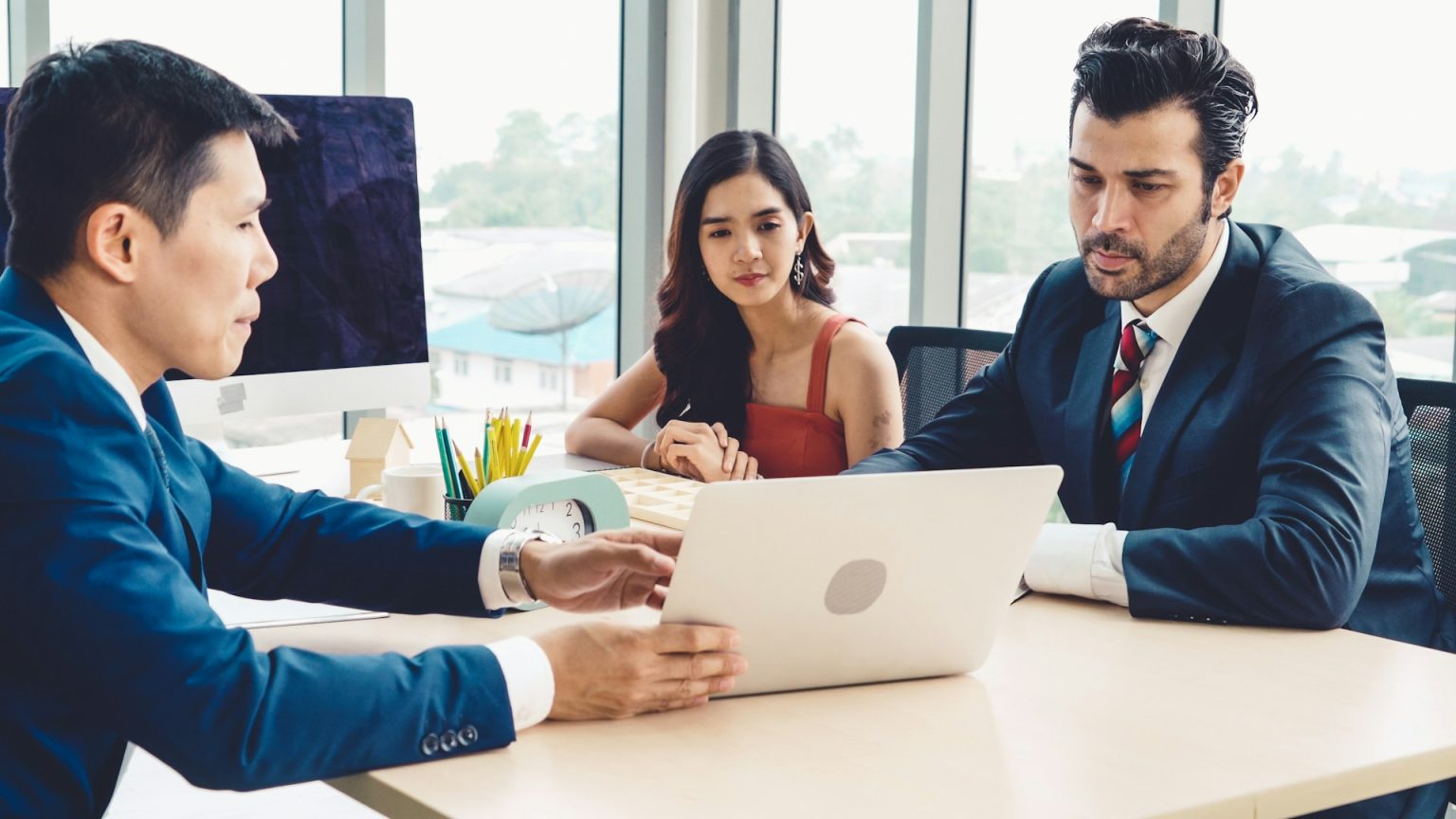 How Can Dubai Financial Advisors Help You Achieve Rapid Investment Portfolio Growth?