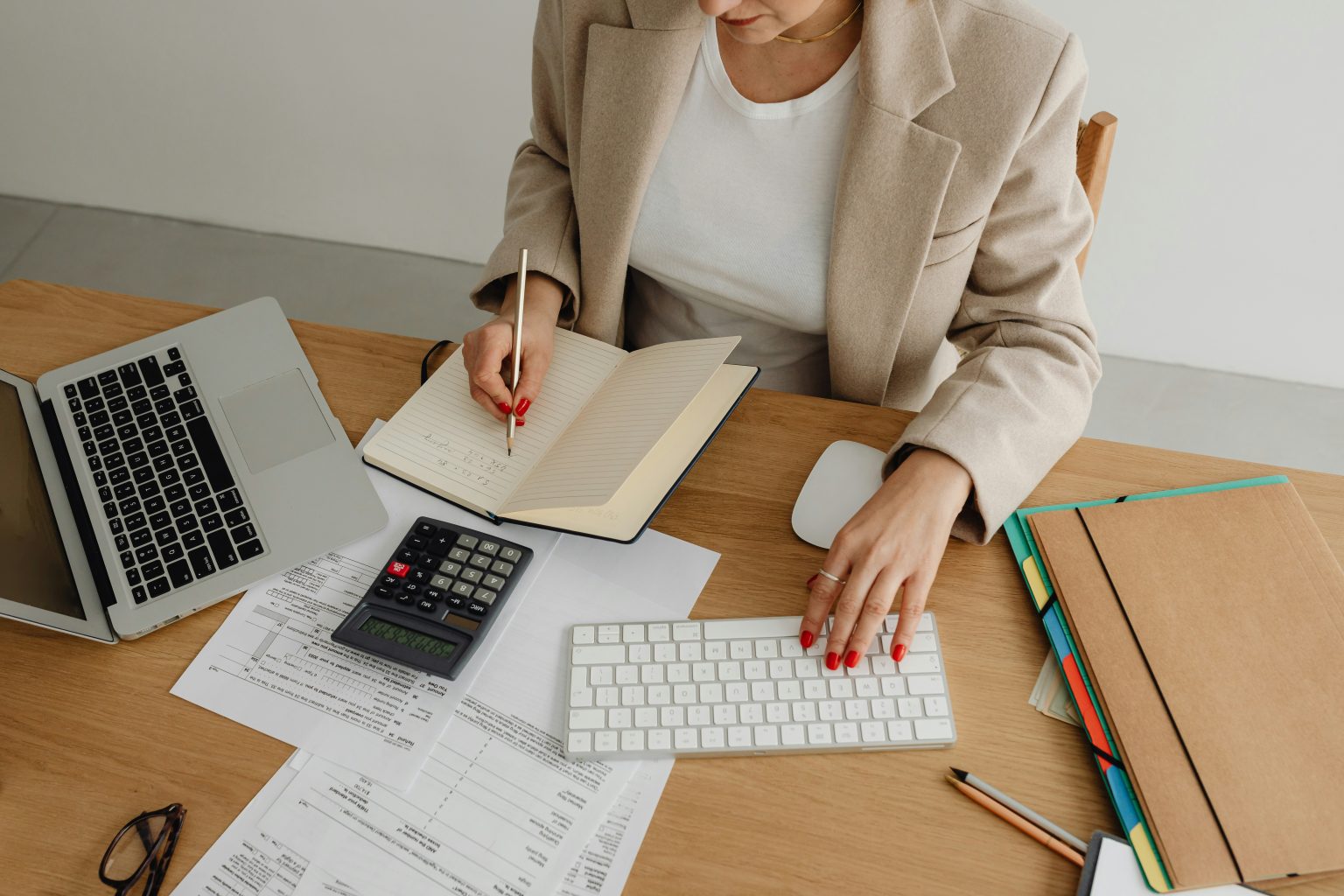The Quiet Advantage of a Fractional Bookkeeper: Better Decisions for Founders The Business Benefits of Hiring a Fractional Bookkeeper
