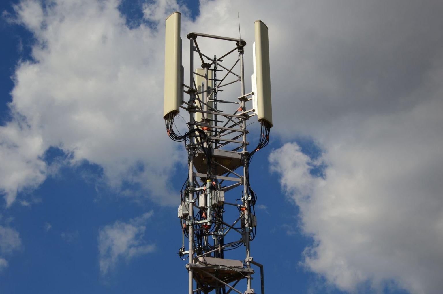 EU-funded PROSPERO project led from Madrid aims to make 6G networks cheaper, greener and harder to knock out A mobile network cell tower against the sky