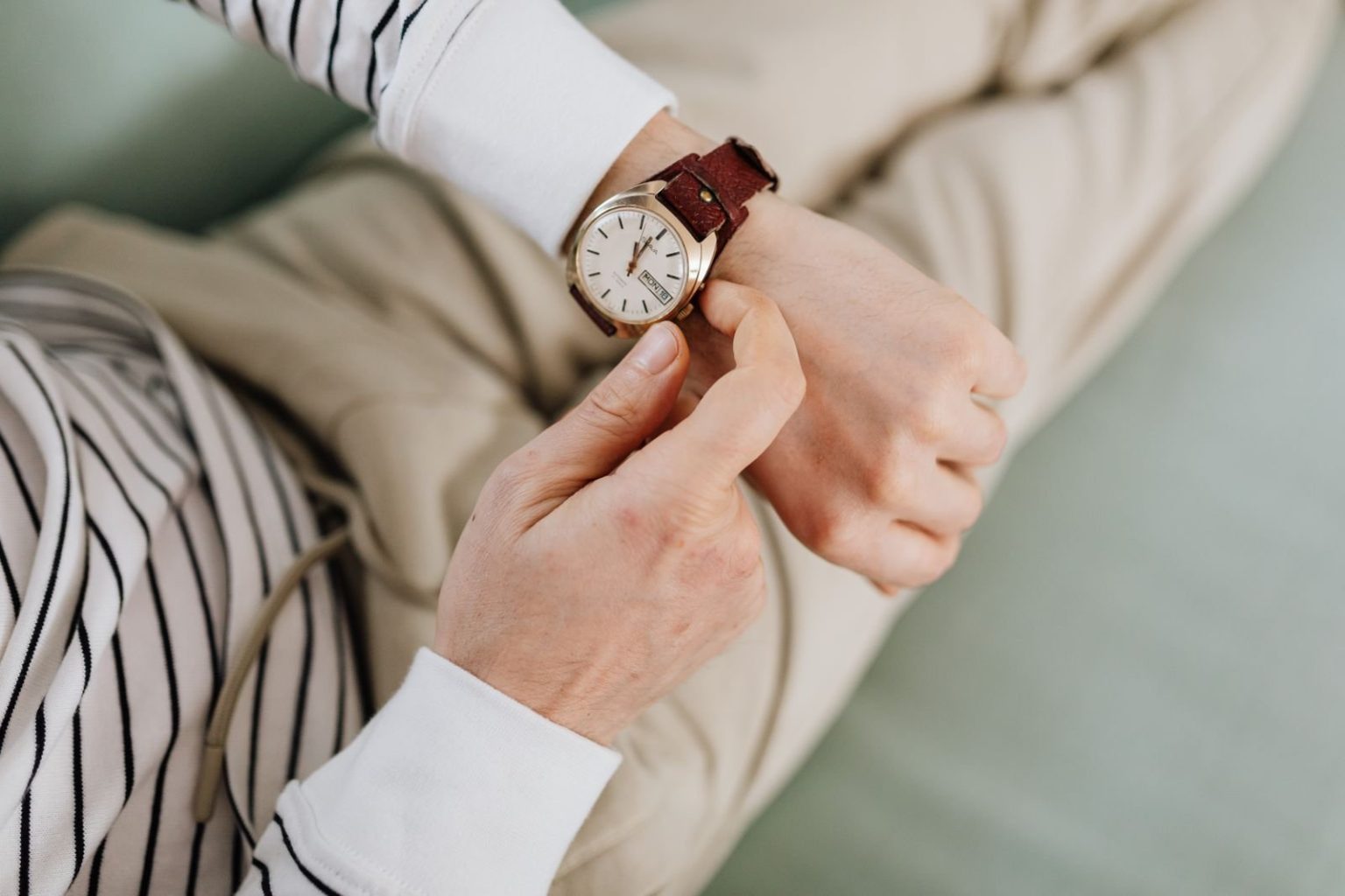 Clocks go back on Sunday: Britons search far more for how to set a watch than an oven, research suggests A person adjusting the time on an analogue wristwatch