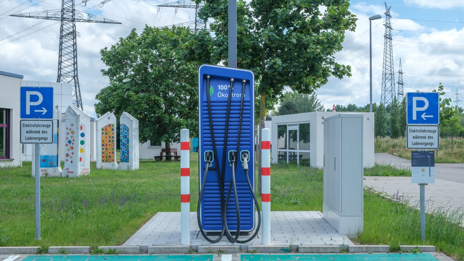 Cross-pavement EV chargers no longer need planning permission, saving drivers up to £300 - News Anyway